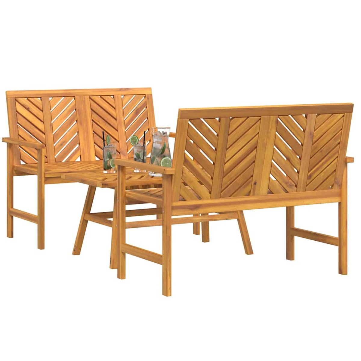 Gartenmöbel-Set aus Holz mit zwei Bänken und einem Tisch. Getränke mit Limetten und Strohhalmen stehen auf dem Tisch.