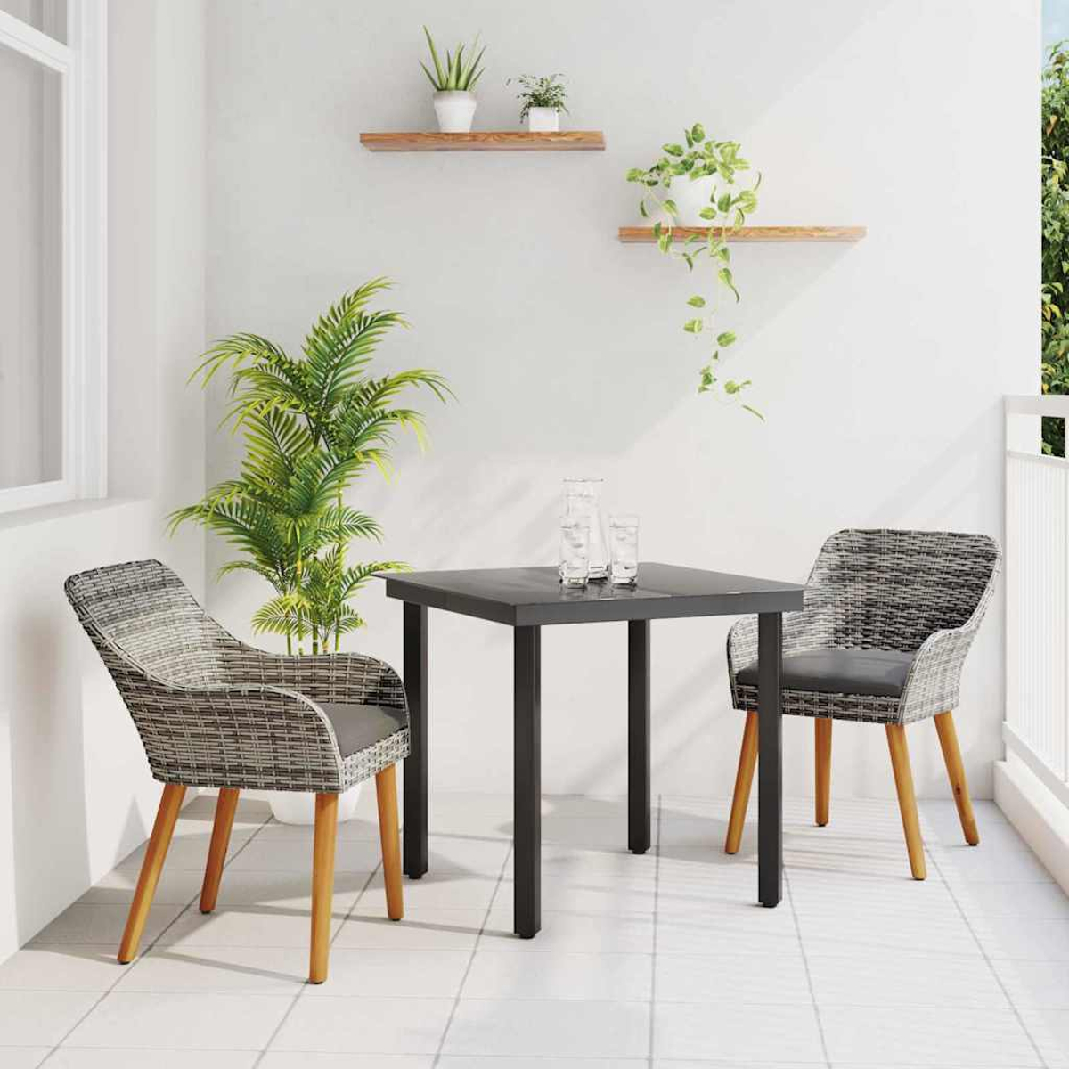 Szene im Freien mit einem quadratischen Tisch, zwei Stühlen, Pflanzen auf Regalen und einer großen Pflanze. Die Stühle haben gewebte Rücken, Kissen und Holzbeine.