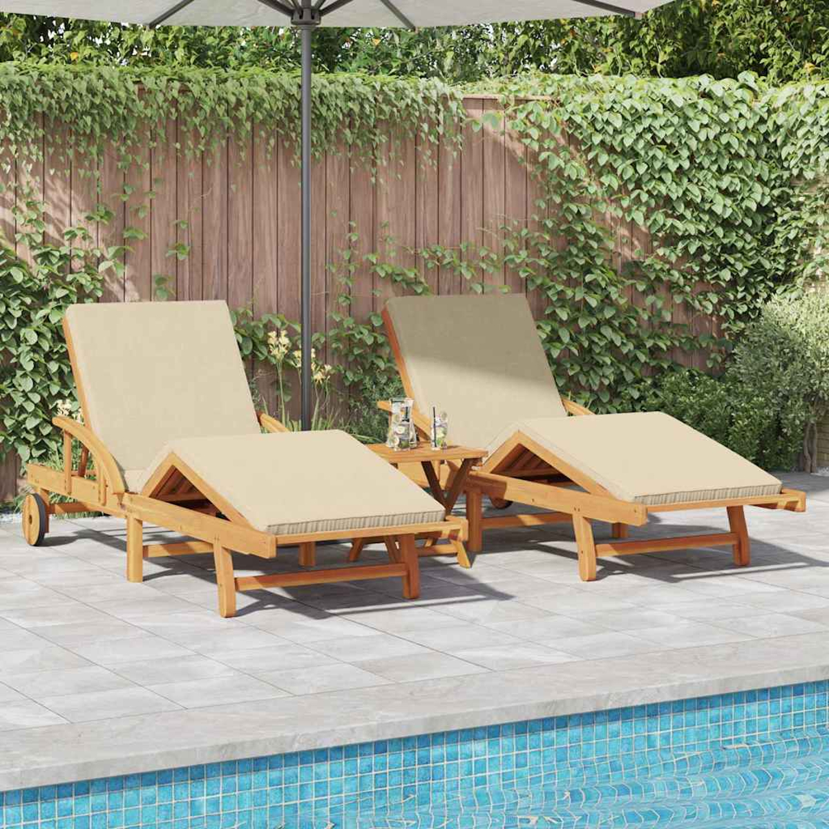 Zwei Holzliegen mit beigefarbenen Kissen stehen in der Nähe eines Pools. Zwischen ihnen steht ein kleiner Tisch mit Getränken unter einem Sonnenschirm.