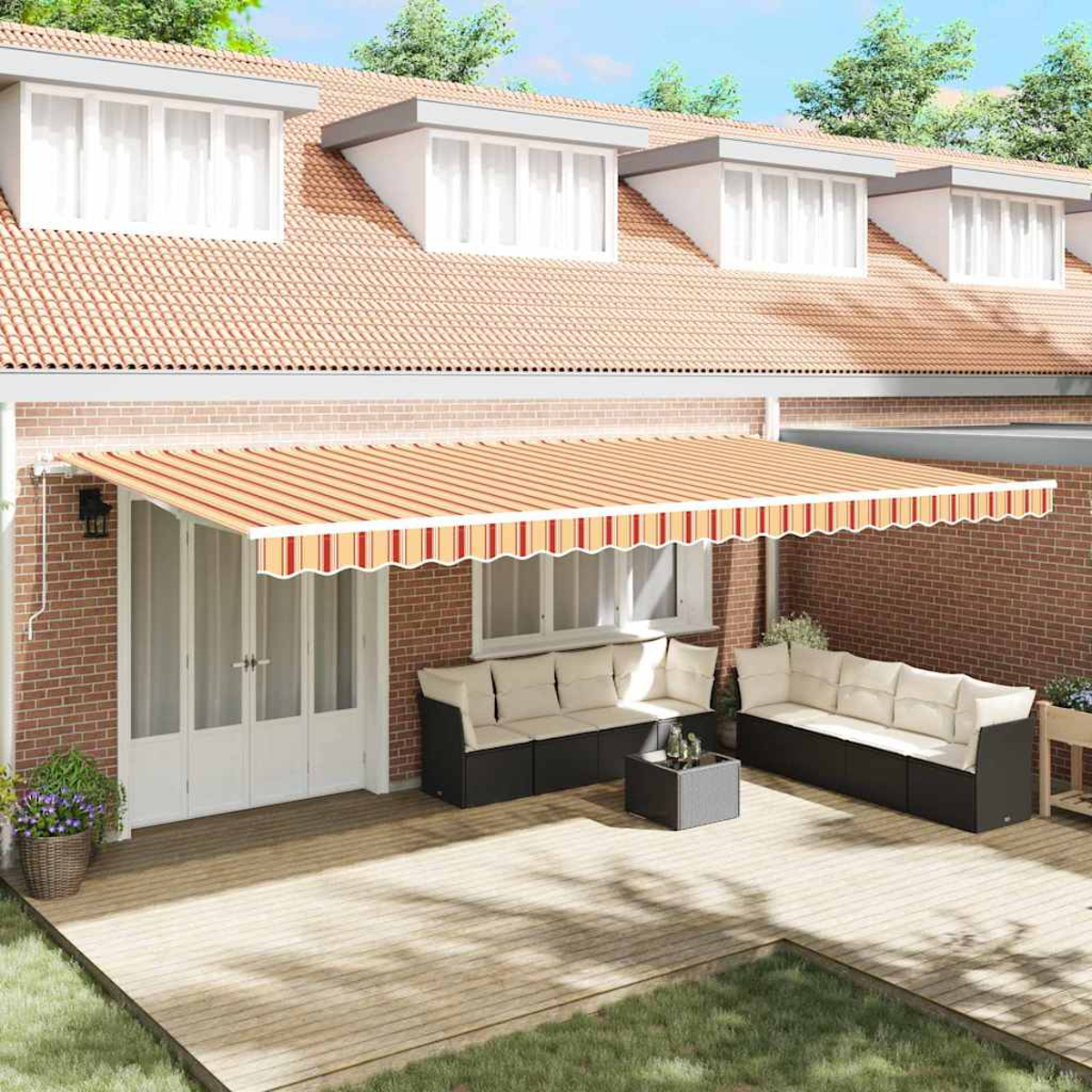 Ein Haus mit Markise, Terrassenmöbeln und Ziegeldach. Die Markise ist gestreift, und auf der Terrasse stehen Sofas und ein Tisch.