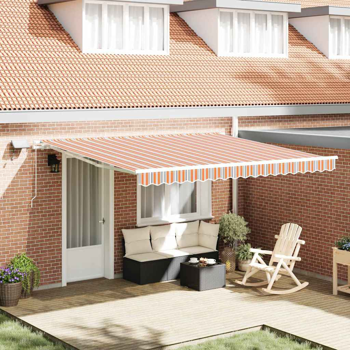 Eine Terrasse mit orange-weiß gestreifter Markise. Es gibt ein Sofa, einen Schaukelstuhl, einen Tisch und Pflanzen. Ziegelmauer und rotes Ziegeldach.