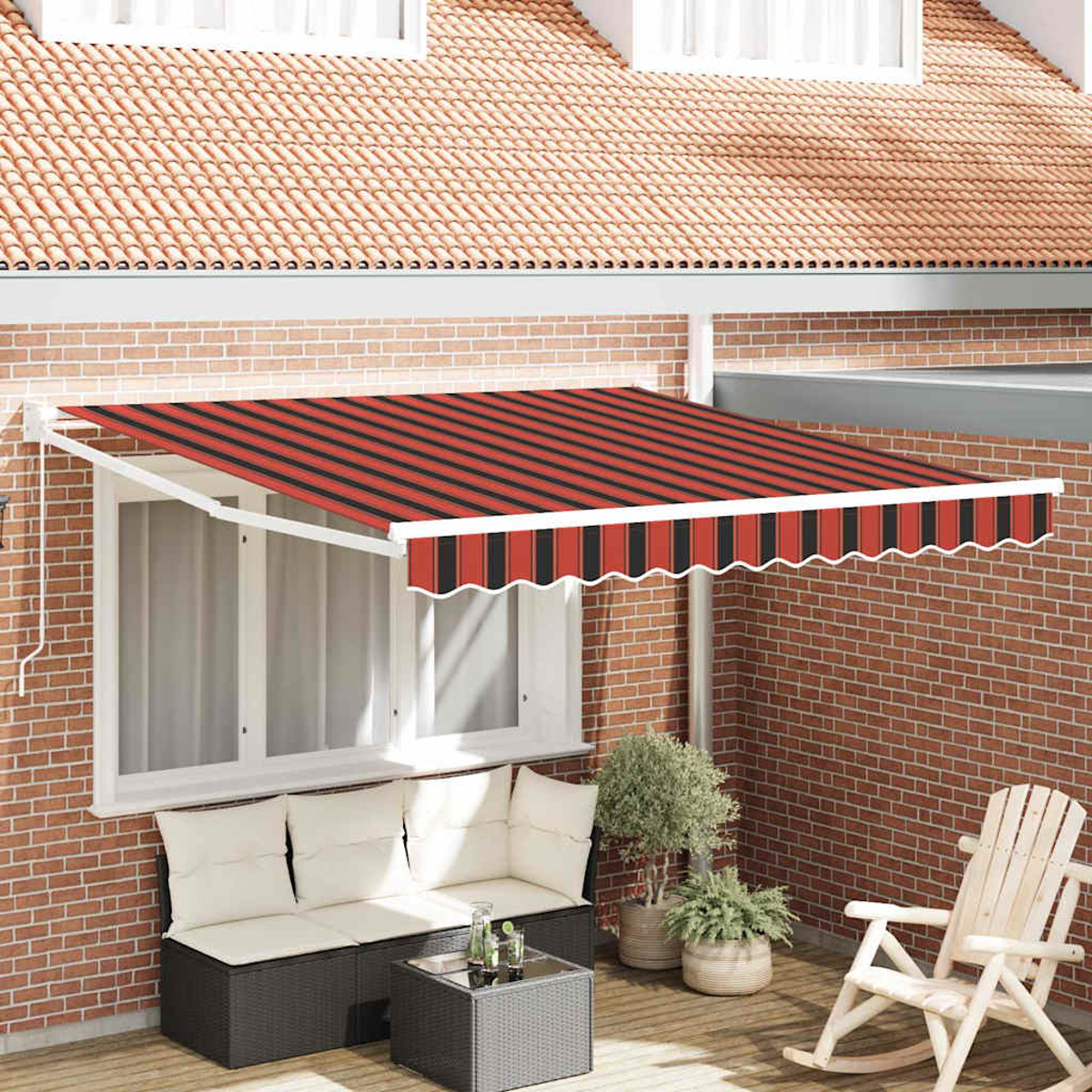 Ein rot-schwarz gestreifter Markise bedeckt eine Sitzecke mit Sofa, Tisch und Schaukelstuhl. Ziegelmauer und Terrakotta-Dach.