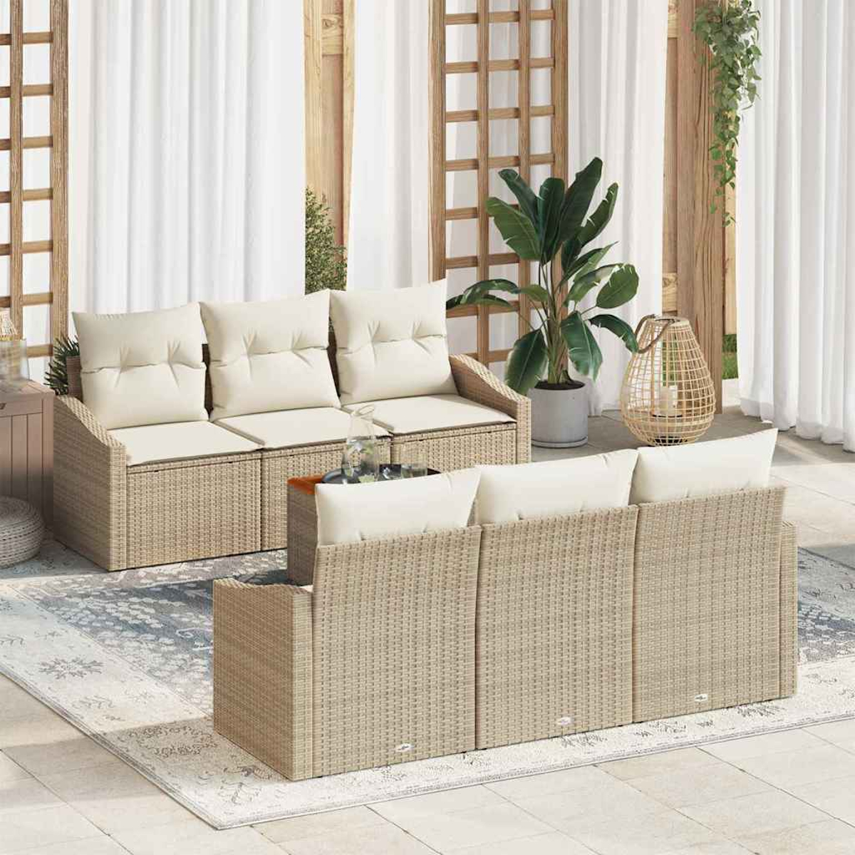 Szene im Freien mit Korbs Sofas, weißen Kissen, Teppich und Pflanzen. Der Hintergrund hat weiße Vorhänge und Holzgitter.