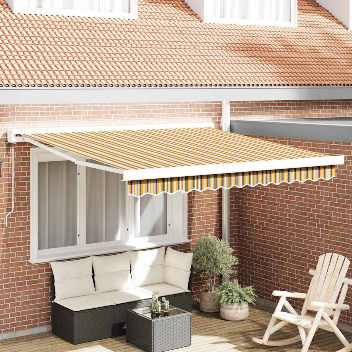 Ein Backsteingebäude mit gestreifter Markise, Fenster, Sofa, Pflanzen und Schaukelstuhl auf einer Holzterrasse.