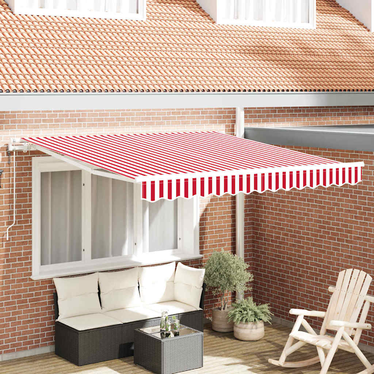 Ein rot-weiß gestreifter Markise beschattet eine Terrasse mit Sofa, Tisch und Schaukelstuhl. Ziegelmauer und Terrakotta-Dach im Hintergrund.