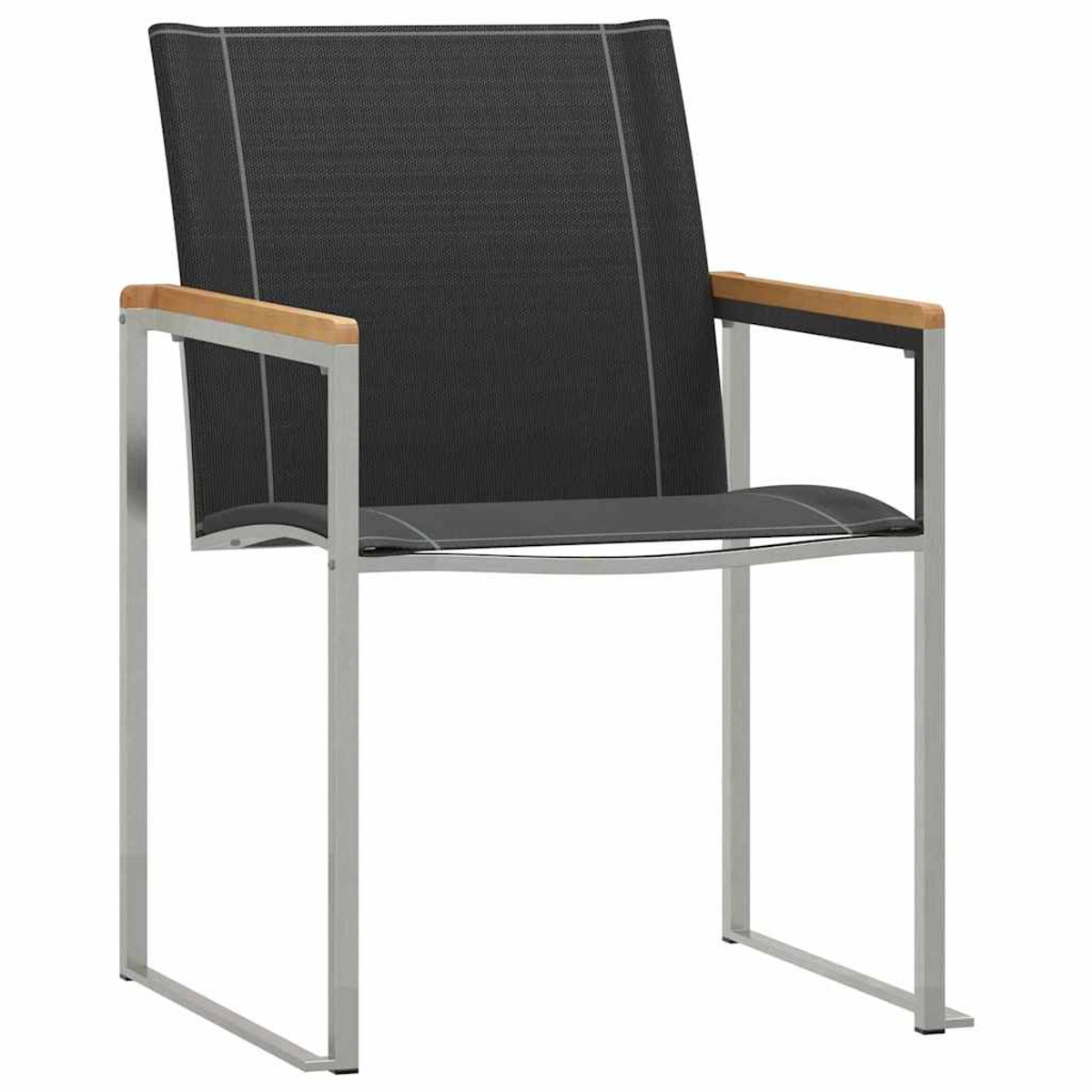 Una moderna silla de exterior con asiento y respaldo de malla negra, estructura plateada y reposabrazos de madera, sobre fondo blanco.