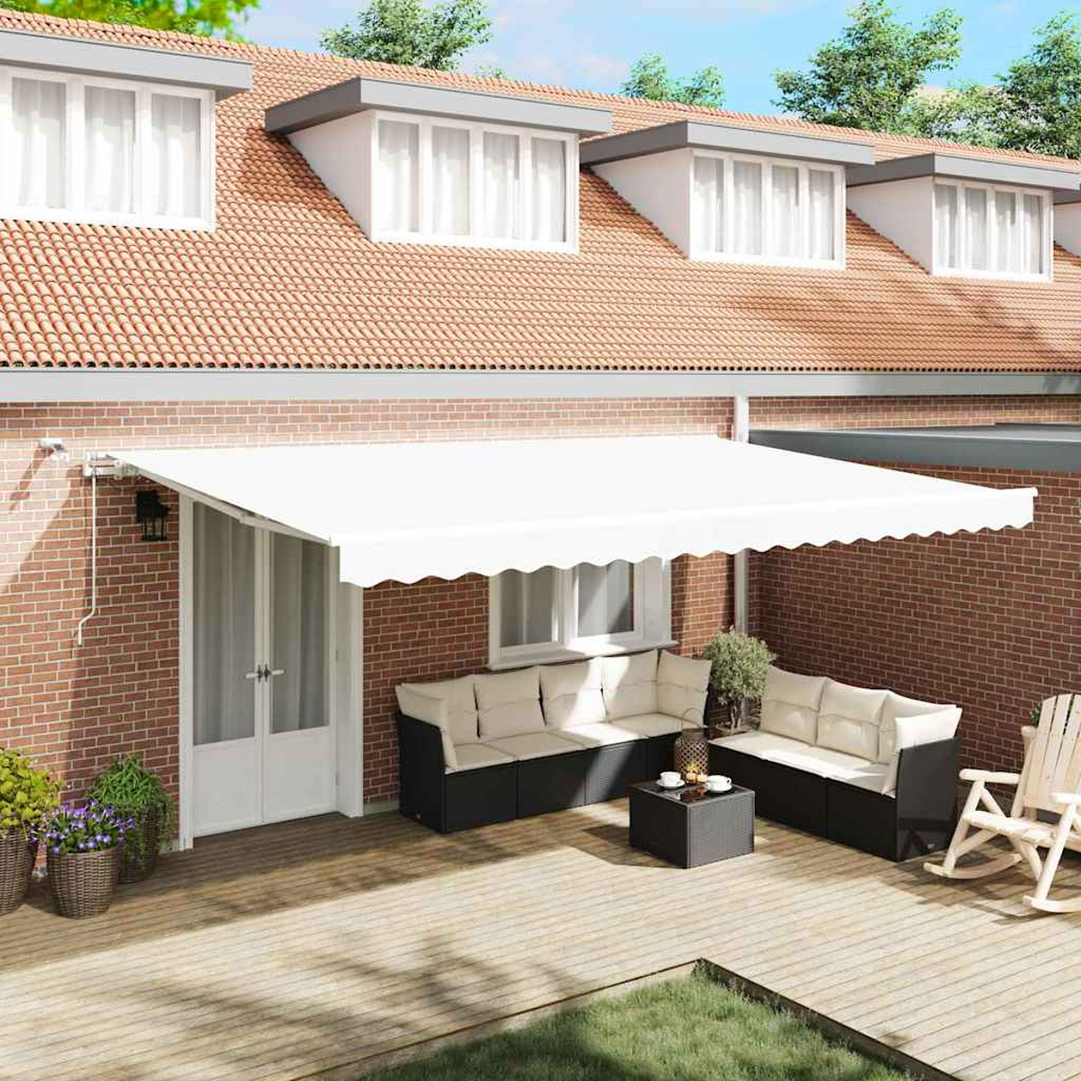 Eine weiße Markise bedeckt Sitzgelegenheiten im Freien. Im Hintergrund befindet sich ein Haus mit rotem Ziegeldach. Stühle und ein Tisch stehen auf der Terrasse.