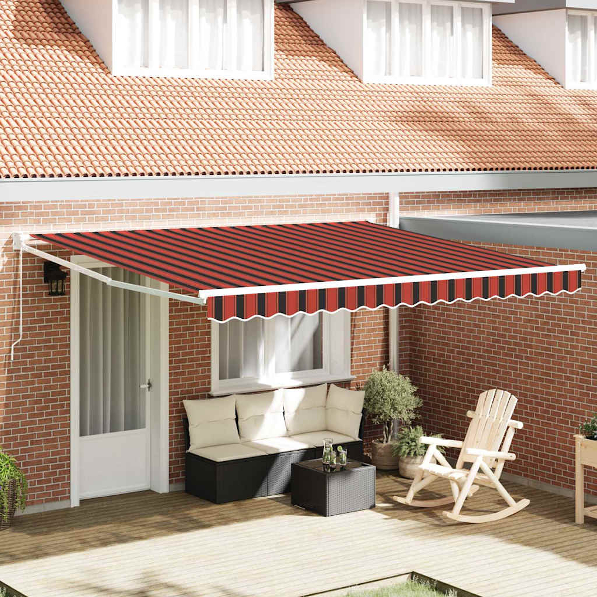 Eine Terrasse mit einer rot-schwarz gestreiften Markise. Es gibt eine weiße Tür, eine Sitzecke und einen Schaukelstuhl.