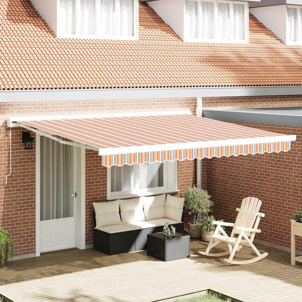 Eine Terrasse mit einem orange-weiß gestreiften Vordach. Es gibt eine Sitzecke, einen Schaukelstuhl und eine Ziegelmauer.