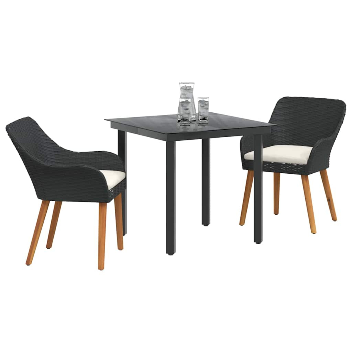 Ein quadratischer Tisch mit zwei Stühlen. Auf dem Tisch stehen eine Wasserkaraffe und ein Glas. Die Stühle haben Kissen und Holzbeine.