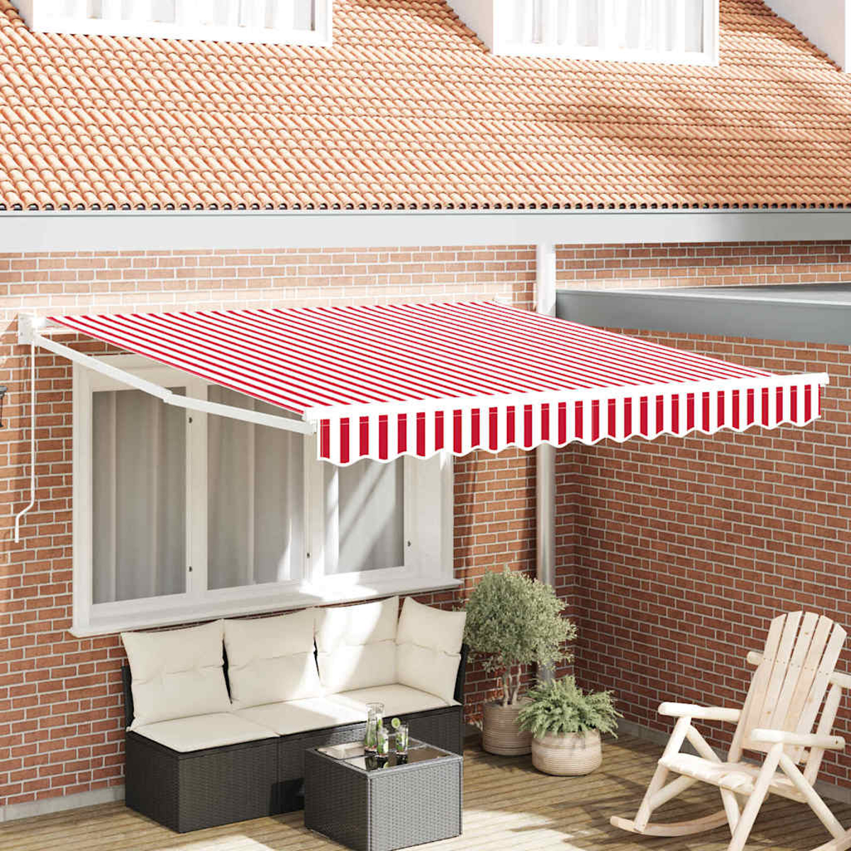 Ein rot-weiß gestreifter Markise bedeckt ein Fenster. Darunter befinden sich ein Sofa, ein Tisch, Pflanzen und ein Schaukelstuhl.