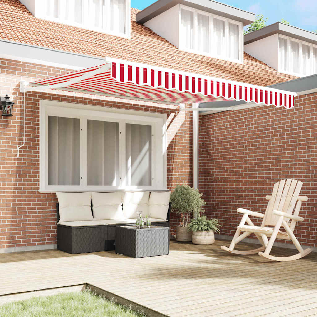 Ein rot-weiß gestreifter Markisen bedeckt eine Terrasse mit Möbeln und Pflanzen. Ein hölzerner Schaukelstuhl steht auf dem Deck.