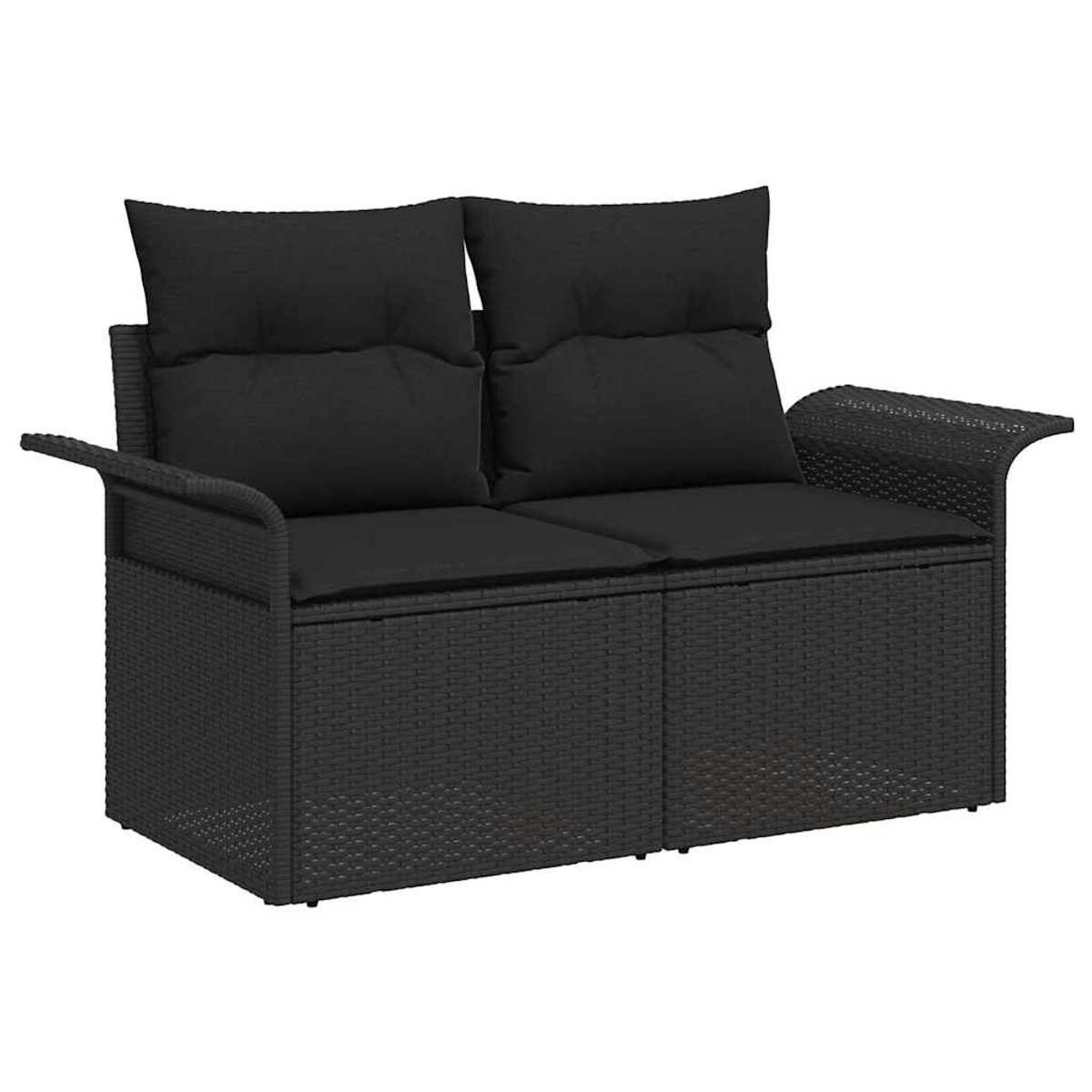 Ein schwarzes Korbsesselsofa mit Kissen. Das Sofa hat Armlehnen und zwei Rückenkissen. Der Hintergrund ist weiß.