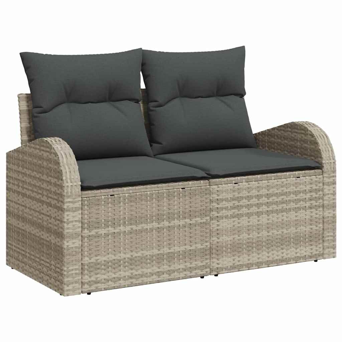 Ein zweisitziges Korbmöbel-Sofa mit grauen Kissen. Das Sofa ist hellbraun und hat zwei Rückenkissen und zwei Sitzkissen.