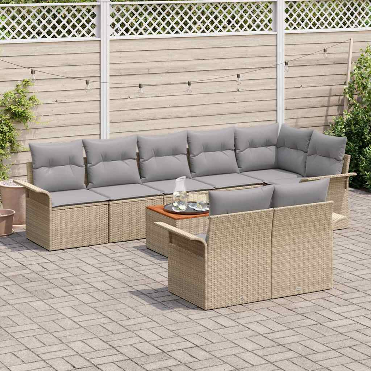 Garten-Terrassenset mit grauen Kissen, Holztisch und weißem Zaun im Hintergrund. Ziegelpflaster.