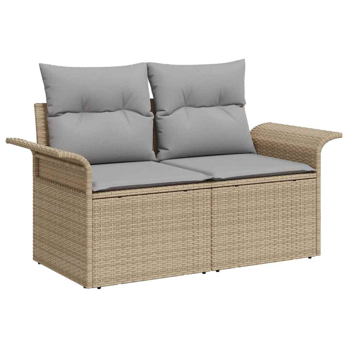Ein zweisitziges Korbmöbel mit grauen Kissen und Polstern. Das Sofa hat Armlehnen und ein hellbraunes Webmuster.