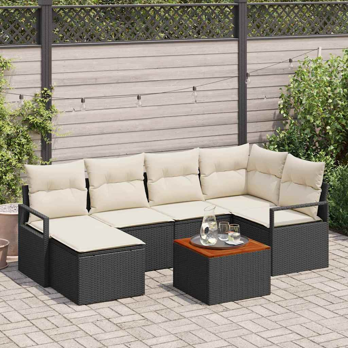 Outdoor-Ecksofa mit beigen Kissen und einem kleinen Tisch mit Getränken. Dekorativer Zaun und Lichterketten im Hintergrund.