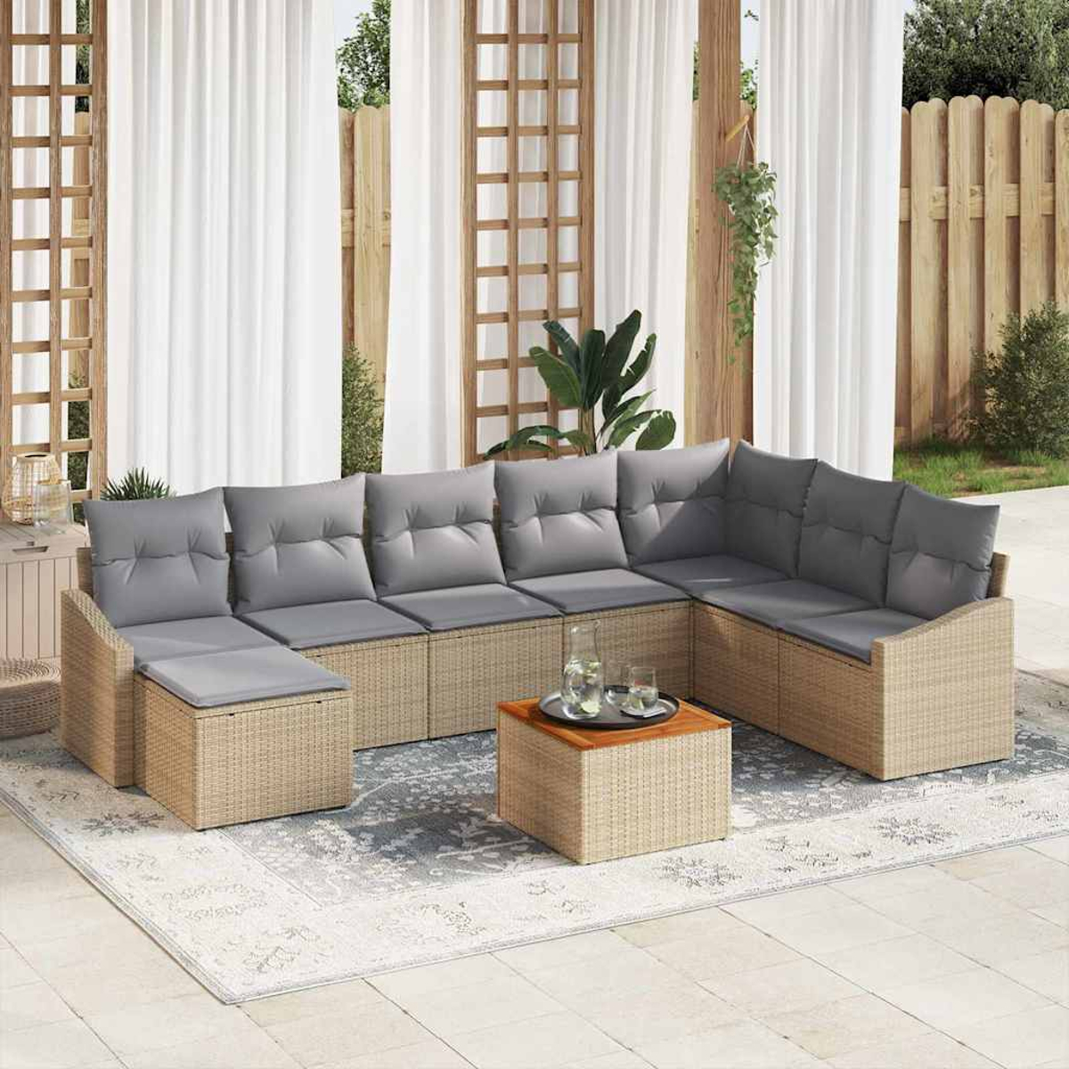 Outdoor-Ecksofa mit grauen Kissen und einem Holztisch, auf einem gemusterten Teppich. Weiße Vorhänge und ein Holzzaun im Hintergrund.