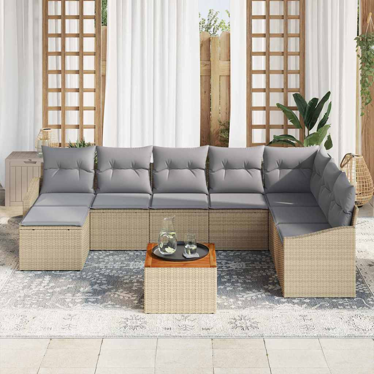 Outdoor-Ecksofa mit grauen Kissen auf einem gemusterten Teppich, kleiner Tisch mit Getränken und Holzgitter.