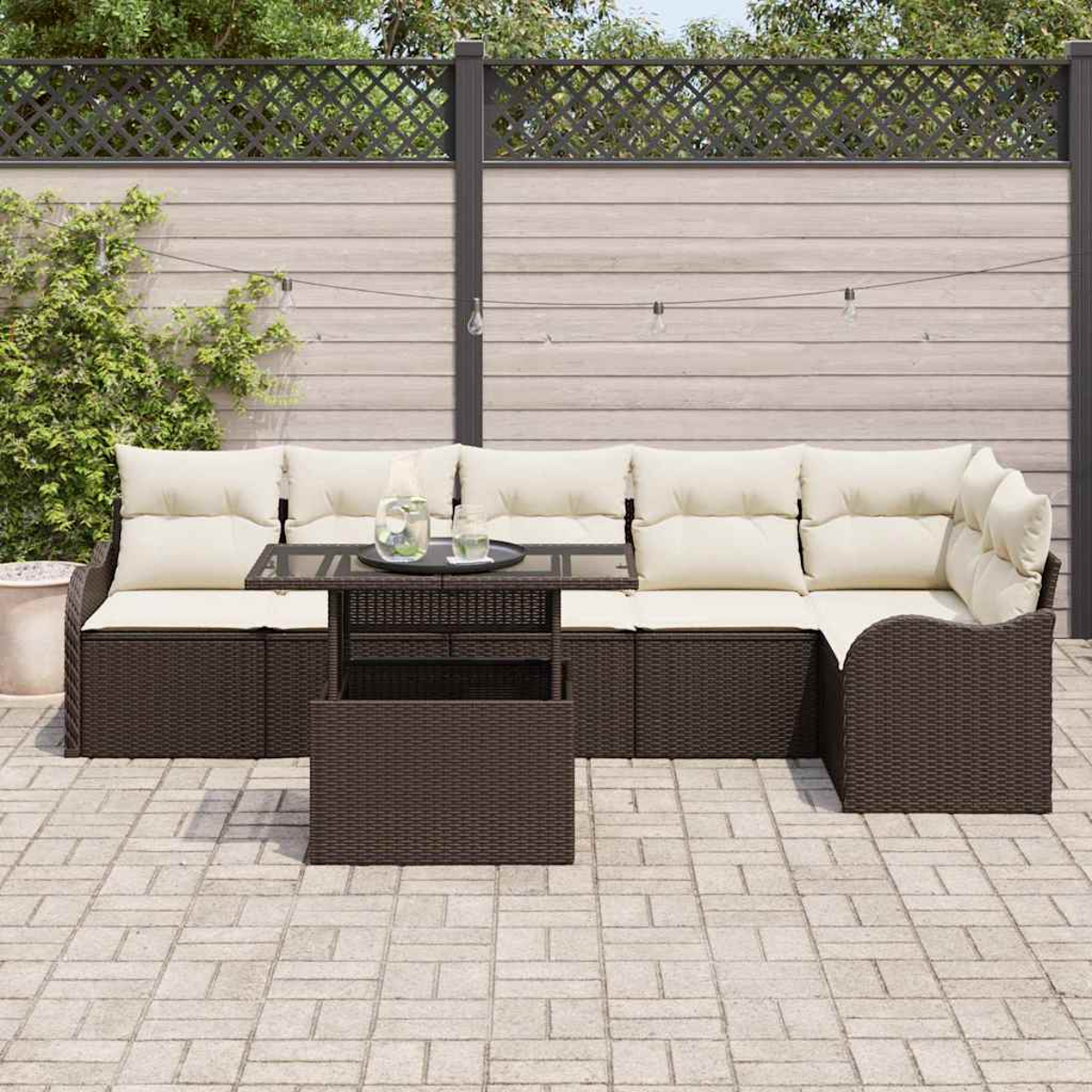 Garten-Ecksofa mit beigen Kissen und einem Couchtisch auf einer Ziegelterrasse. Holzzaun und Pflanzen im Hintergrund.