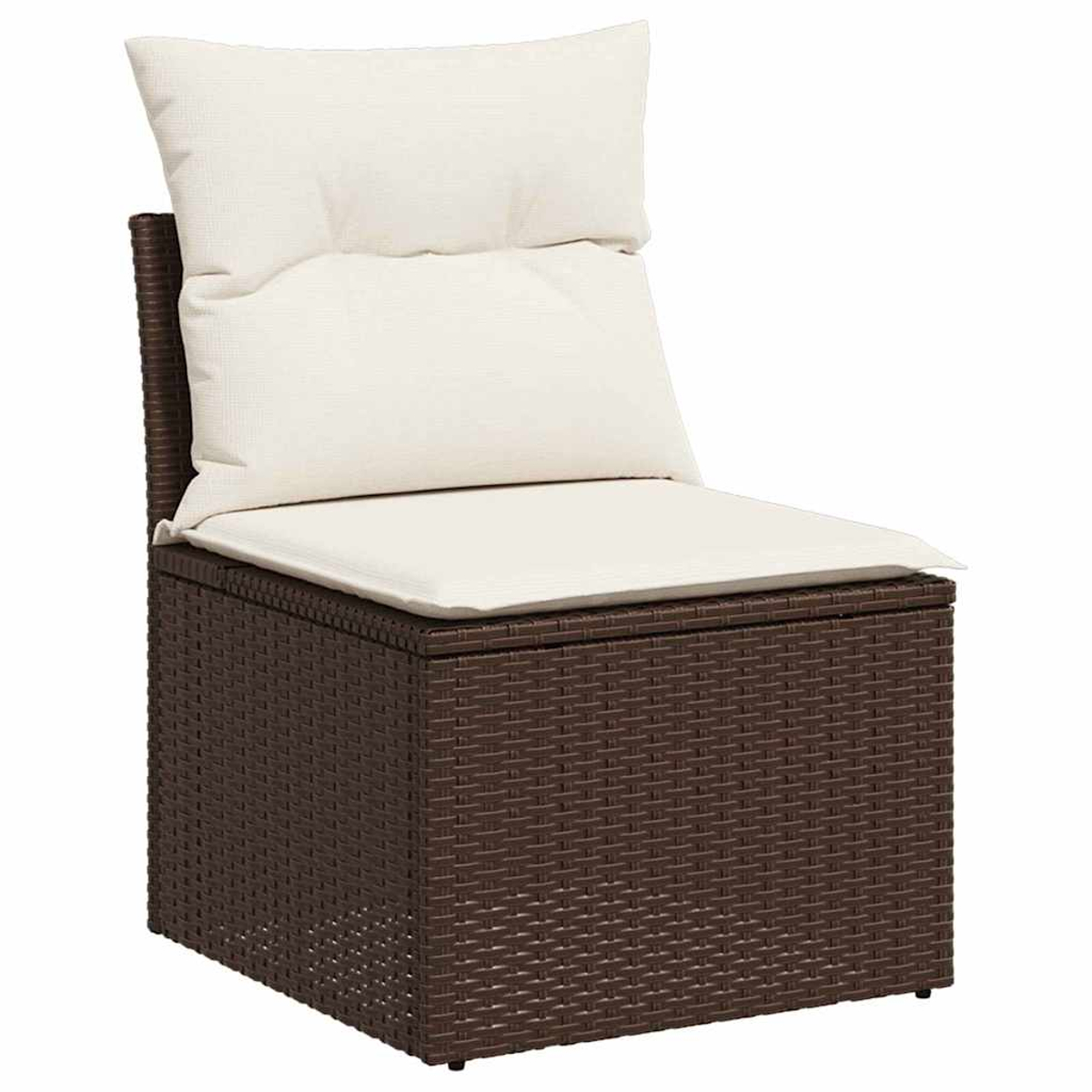 Ein brauner Korbstuhl mit weißen Kissen. Der Stuhl hat eine Rückenlehne und ein Sitzkissen, mit einem oberen Kissen. Der Stuhl befindet sich im Freien.