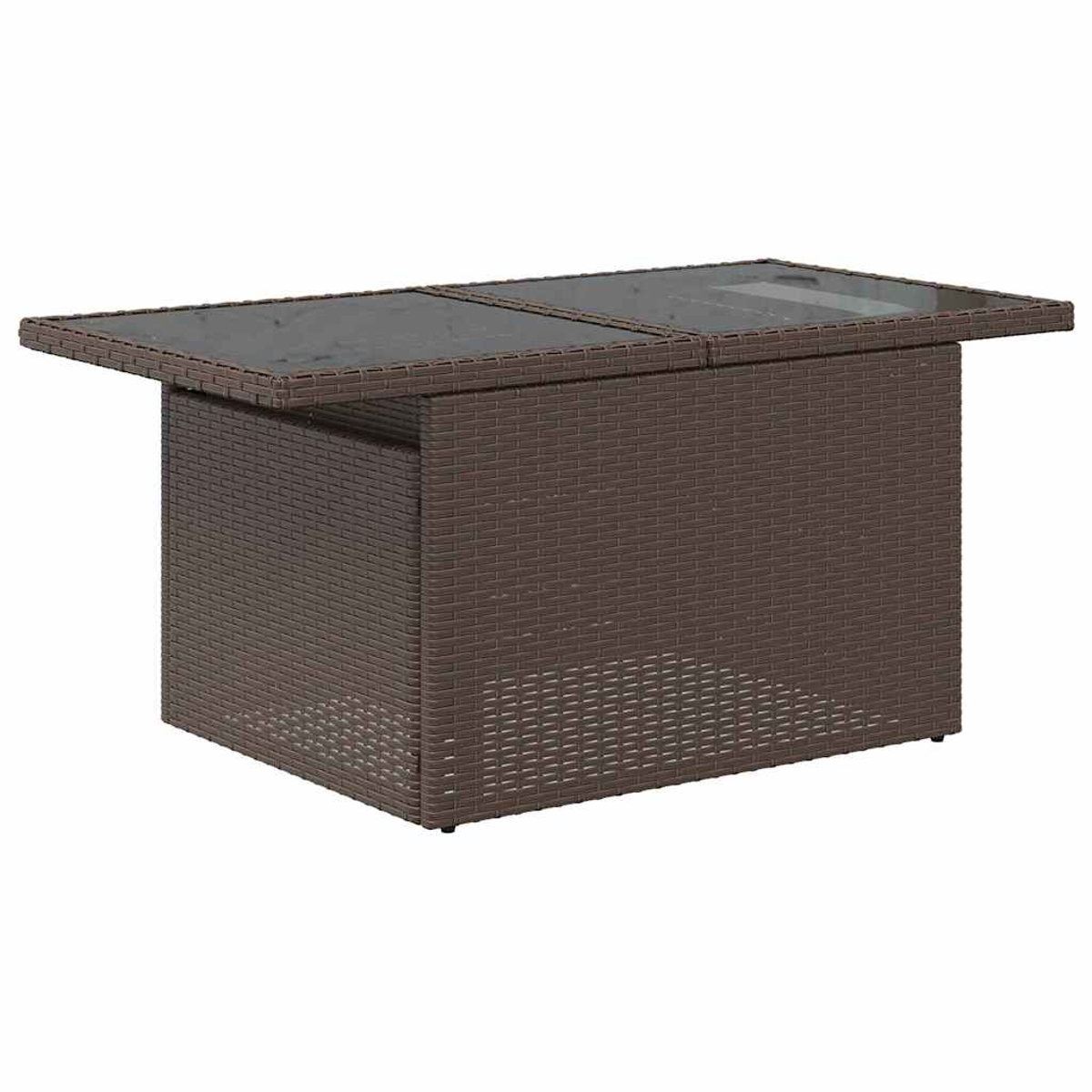 Ein brauner, rechteckiger Gartentisch mit gewebter Basis und dunkler Glasplatte. Der Tisch ist vor weißem Hintergrund isoliert.