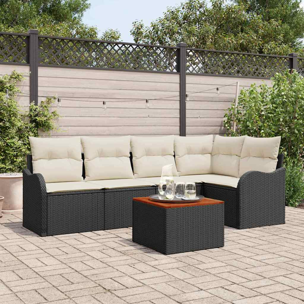 Garten-Sitzgruppe auf einer Terrasse. Enthält ein Ecksofa mit cremefarbenen Kissen, einen quadratischen Couchtisch und einen Zaun im Hintergrund.