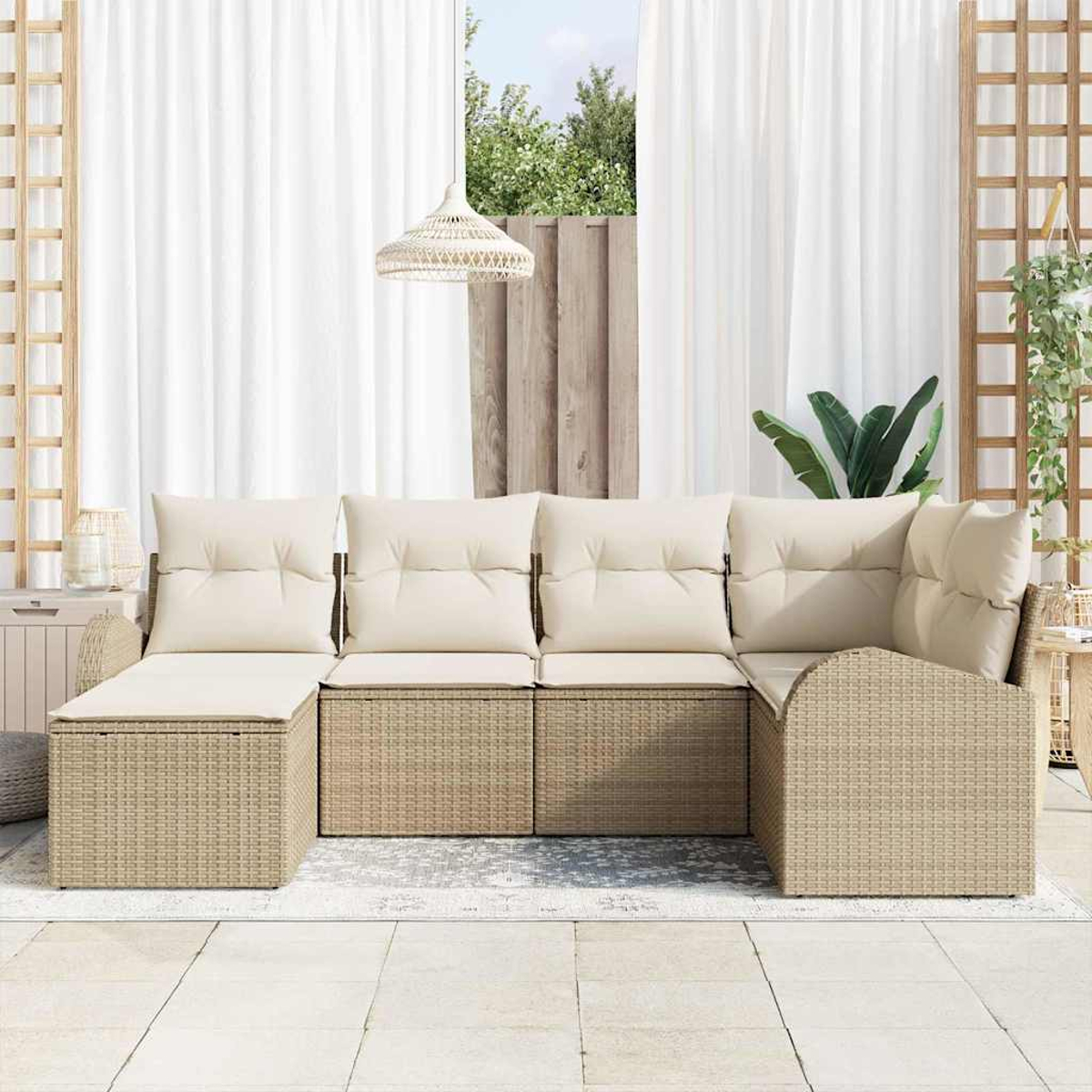 Outdoor-Ecksofa mit cremefarbenen Kissen. Beigefarbene gewebte Basis. Weiße Vorhänge, eine Hängelampe und Pflanzen im Hintergrund.