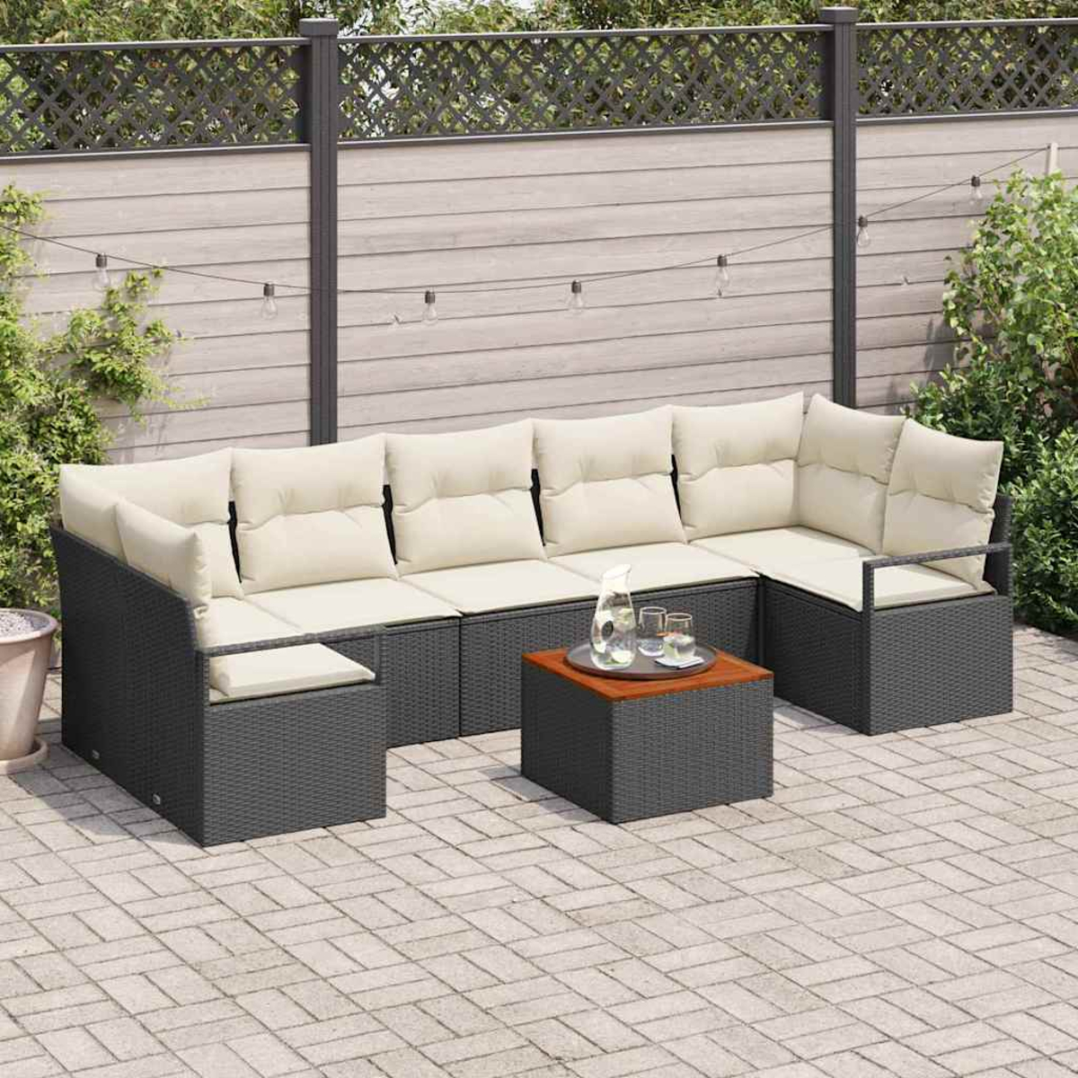 Outdoor-Ecksofa mit cremefarbenen Kissen und einem kleinen Tisch mit Getränken auf einer Terrasse. Der Hintergrund umfasst einen Zaun und Grün.