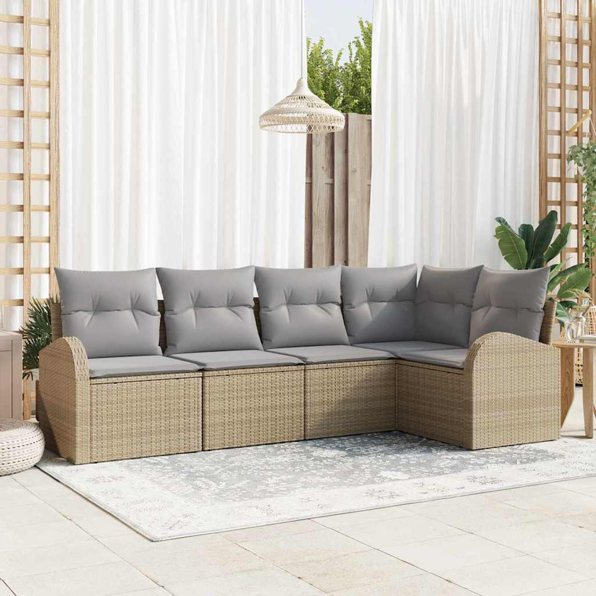 Ein Ecksofa mit grauen Kissen steht auf einem Teppich. Weiße Vorhänge und eine Hängelampe befinden sich hinter dem Sofa.