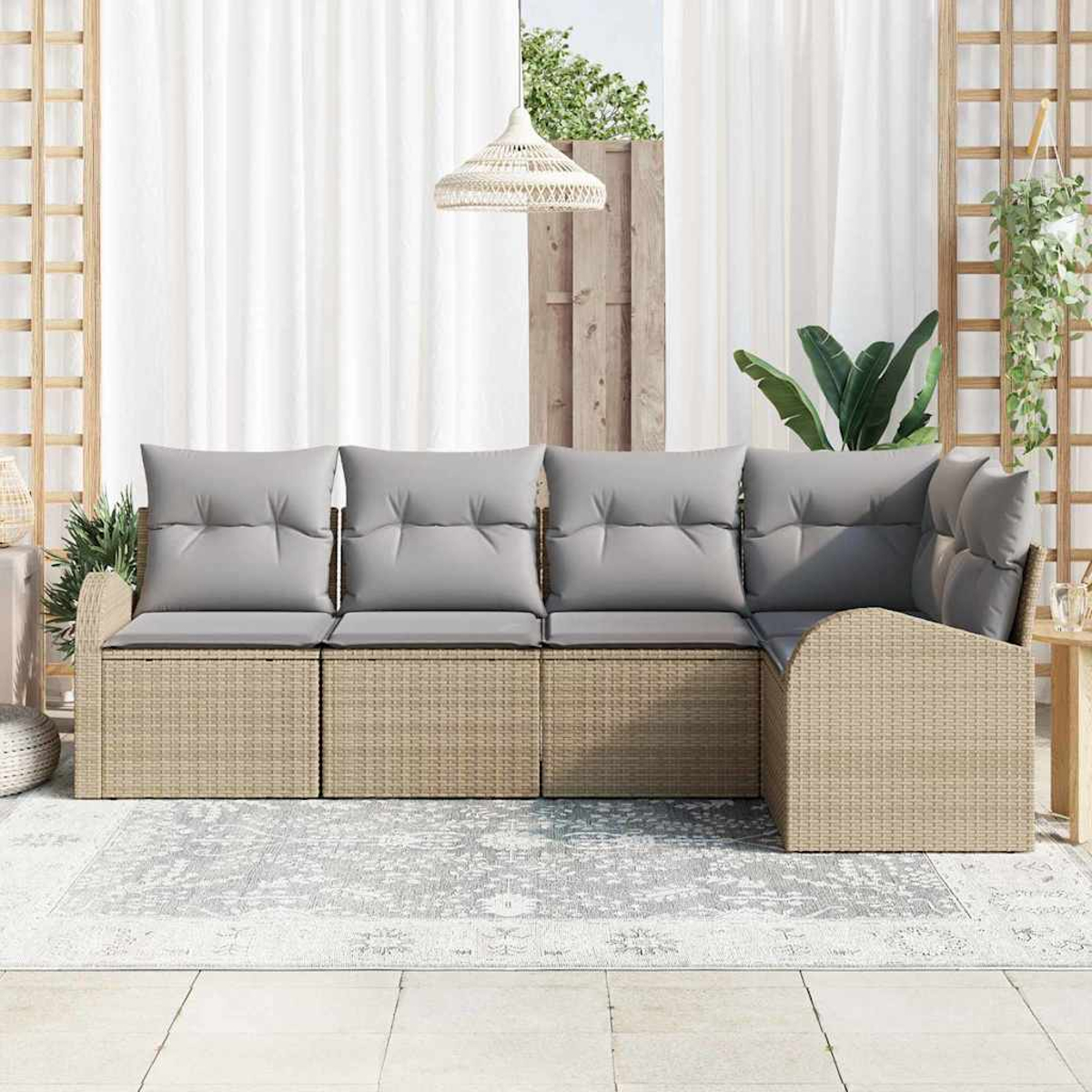 Outdoor-Ecksofa mit grauen Kissen auf einem gemusterten Teppich. Weiße Vorhänge im Hintergrund, Hängelampe und Pflanzen an der Seite.