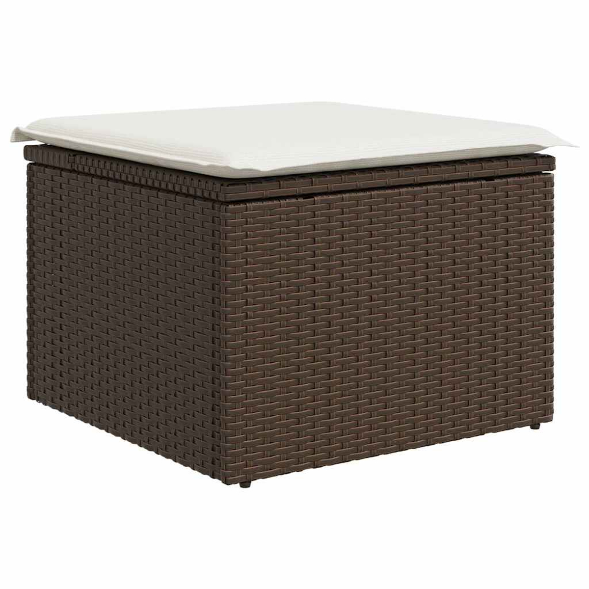 Un pouf contenitore in vimini marrone con un cuscino bianco sopra. Il pouf è quadrato con una trama intrecciata. Il cuscino è rettangolare.