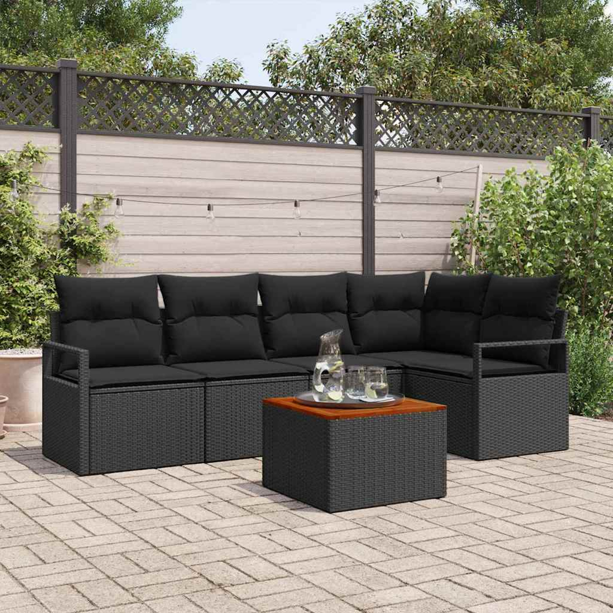 Ein schwarzes Outdoor-Ecksofa aus Korbgeflecht mit schwarzen Kissen und einem passenden quadratischen Couchtisch auf einer Ziegelterrasse.