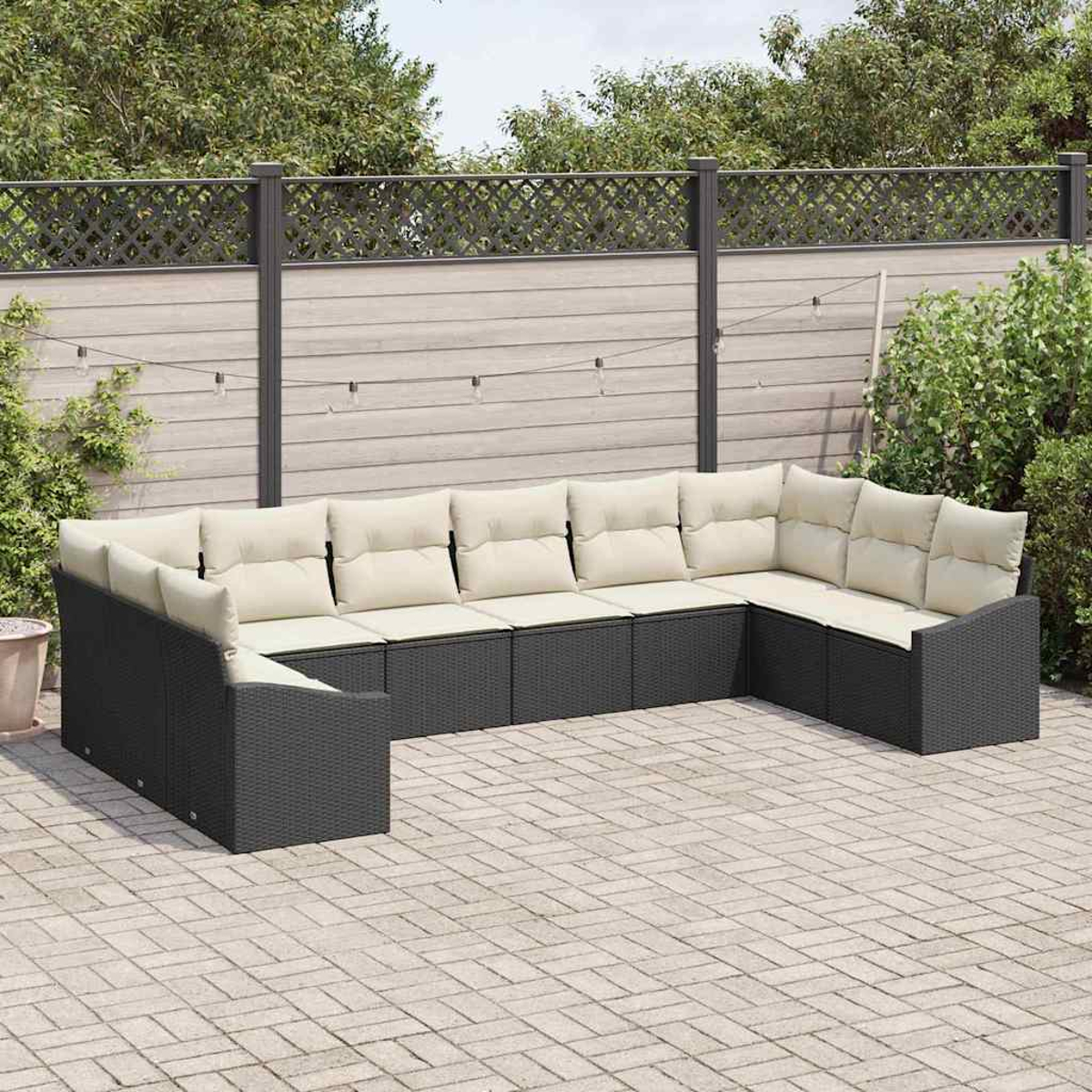 Ein U-förmiges Outdoor-Sofa mit cremefarbenen Kissen steht auf einer Ziegelterrasse. Im Hintergrund befinden sich ein Holzzaun und Grün.