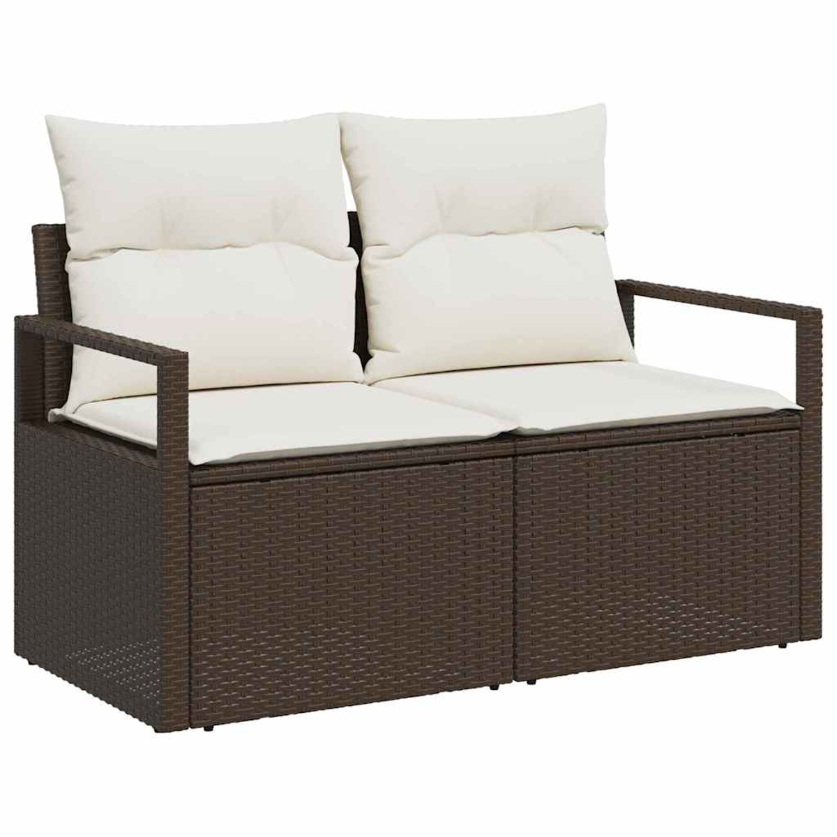 Ein braunes Korbliebesofa mit weißen Kissen. Es hat zwei Sitzkissen und zwei Rückenkissen mit Armlehnen.