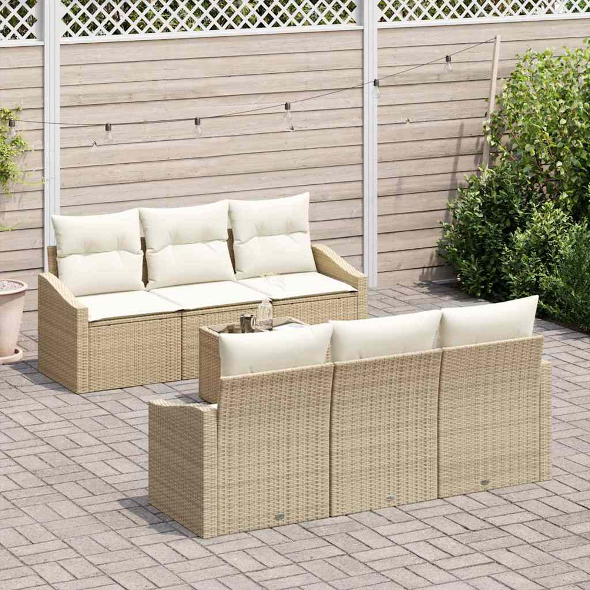 Gartenmöbel-Set aus Korbgeflecht mit beigefarbenen Kissen. Enthält ein Sofa, zwei Sessel und einen kleinen Tisch auf einer gepflasterten Terrasse.