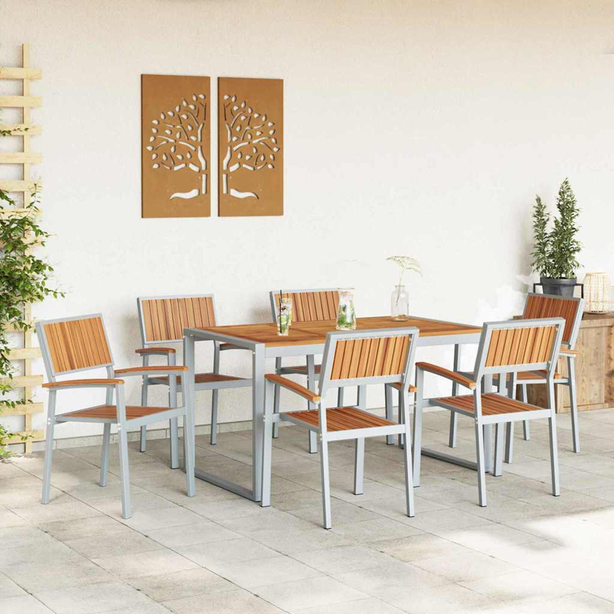 Essgruppe im Freien mit Holztisch, Stühlen und dekorativen Paneelen. Die Szene spielt auf einer Terrasse, mit Pflanzen im Hintergrund.