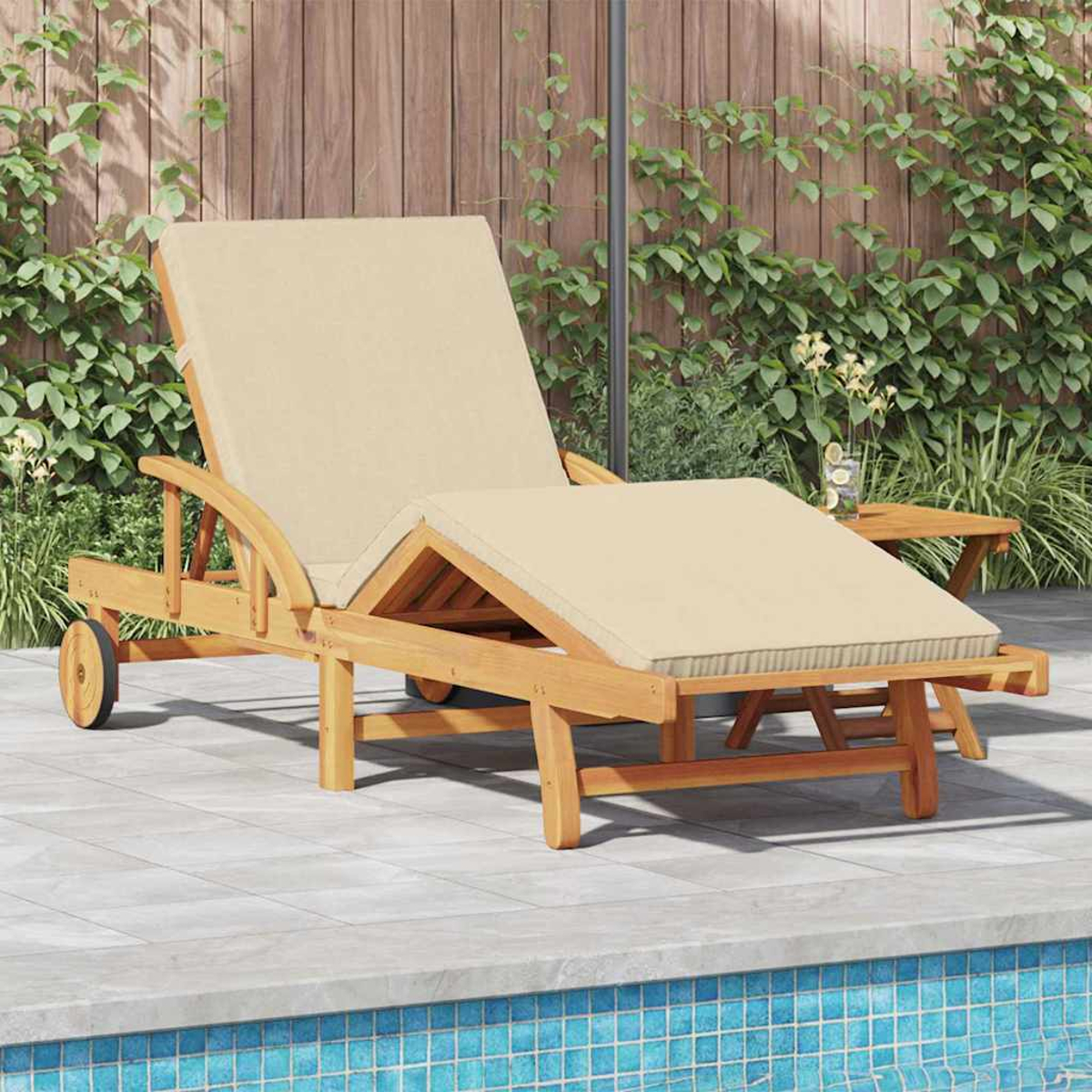 Eine Holzliege mit beigen Kissen steht am Pool. Ein kleiner Tisch hält Blumen. Ein Holzzaun und grüne Reben sind im Hintergrund.