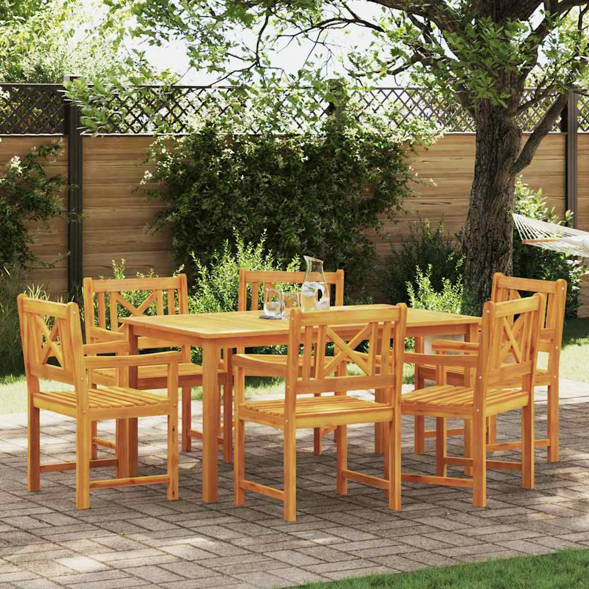 Ein Esstisch-Set aus Holz im Freien mit Tisch und sechs Stühlen steht auf einer Backstein-Terrasse. Eine Karaffe mit Wasser und Gläser sind vorhanden.