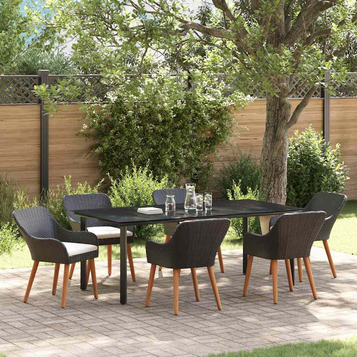 Szene im Freien mit einem schwarzen Tisch und sechs Stühlen auf einer Ziegelterrasse. Bäume und ein Holzzaun im Hintergrund.