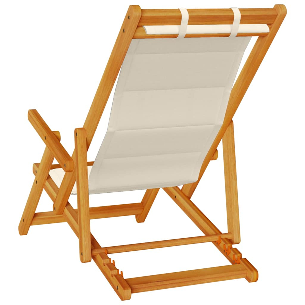 Una silla de playa de madera con asiento de lona blanca se muestra desde atrás. La silla está plegada.