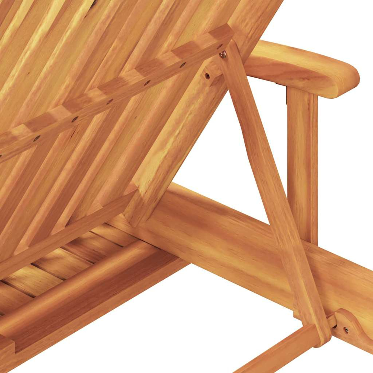 Nahaufnahme eines Holz-Deckstuhls. Der Stuhl ist aus hellbraunem Holz gefertigt. Die Rückenlehne ist abgewinkelt. Die Armlehne ist gebogen.