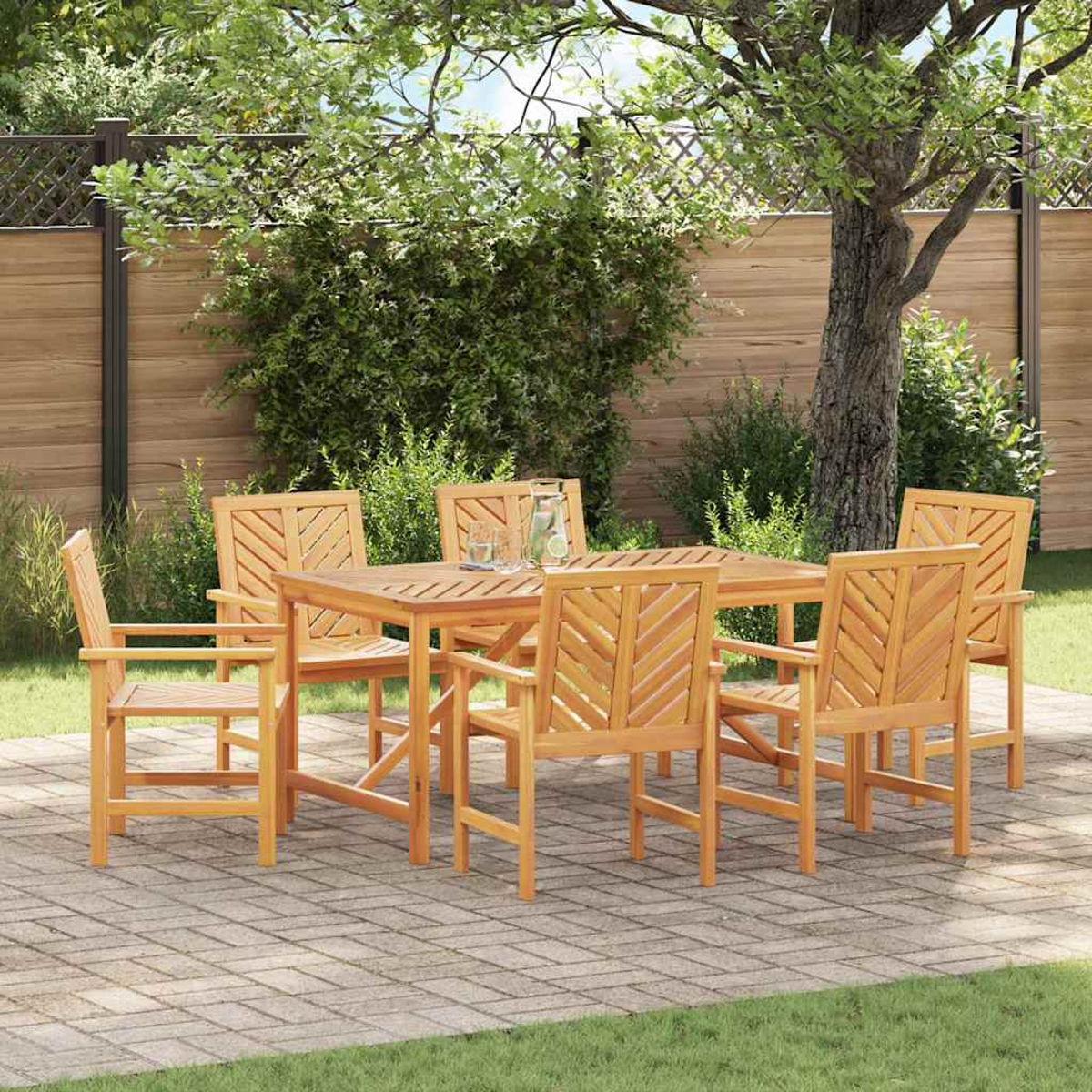 Holz-Terrassenset mit Tisch und Stühlen. Auf Backstein-Terrasse, mit Zaun und Baum im Hintergrund. Getränke auf dem Tisch.