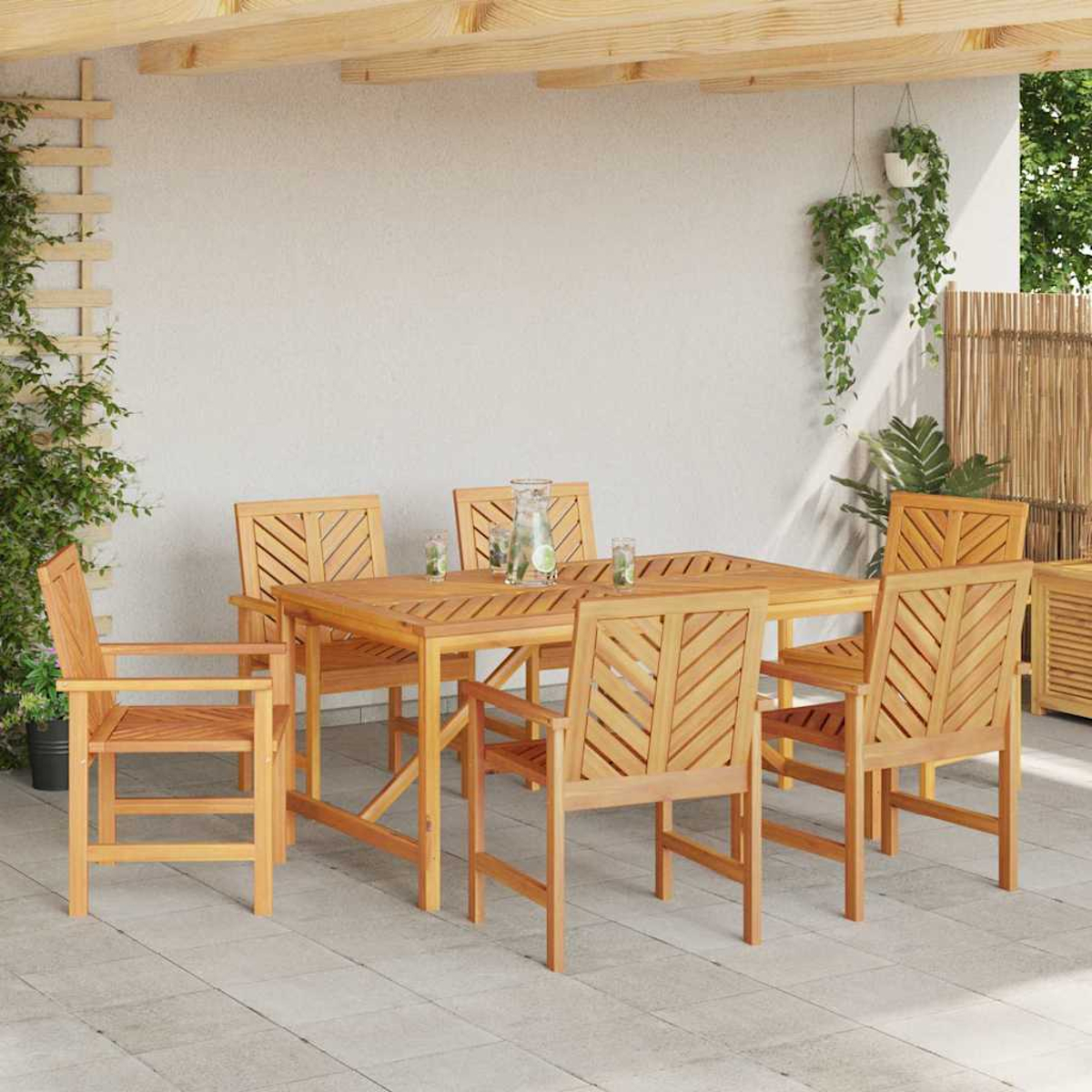 Essgruppe aus Holz im Freien unter einer Holzpergola. Tisch und Stühle stehen auf einer gefliesten Terrasse. Pflanzen und eine Wasserkaraffe stehen auf dem Tisch.