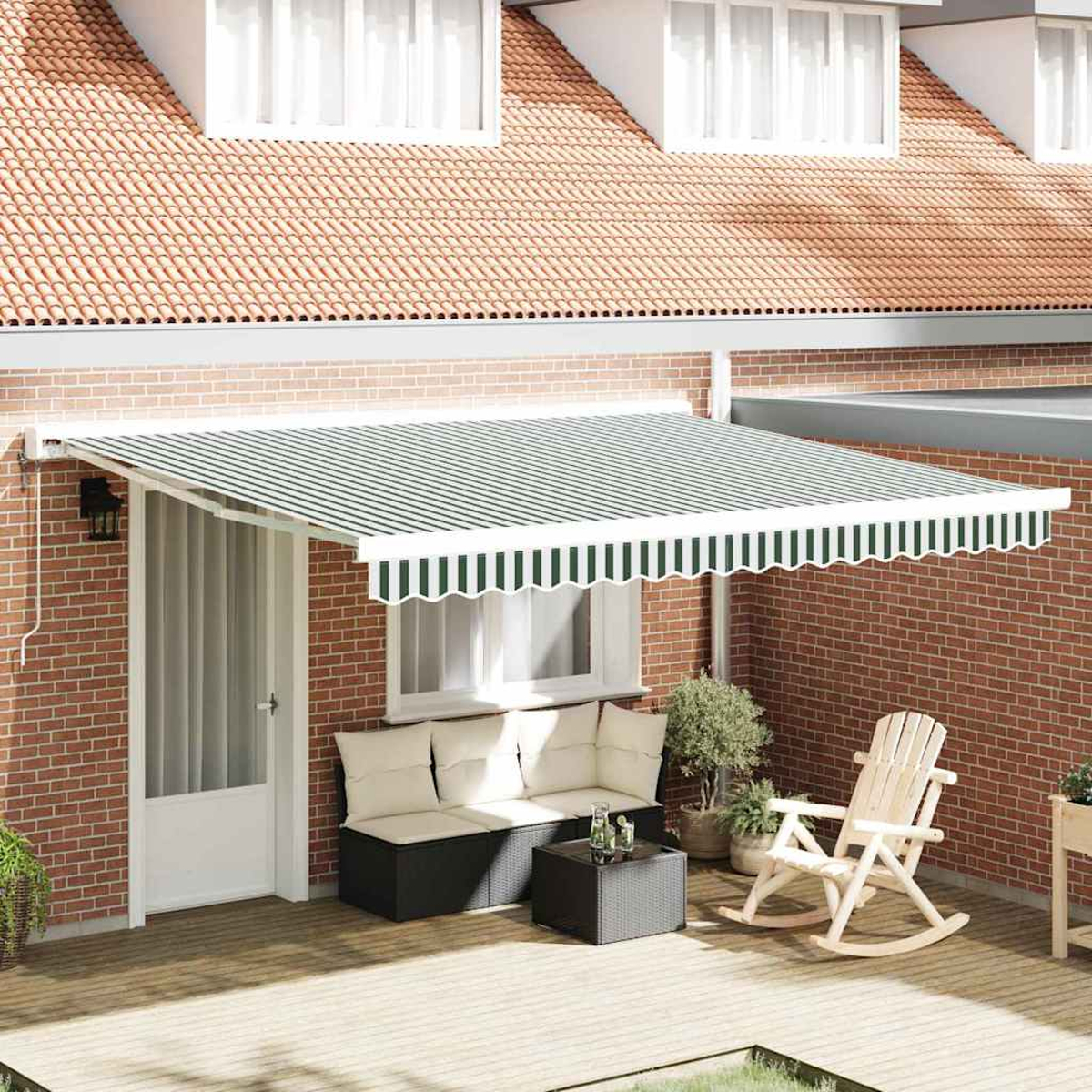 Eine Terrasse mit gestreifter Markise, Sitzgelegenheiten und einem Schaukelstuhl. Eine Ziegelmauer und ein Dach im Hintergrund.