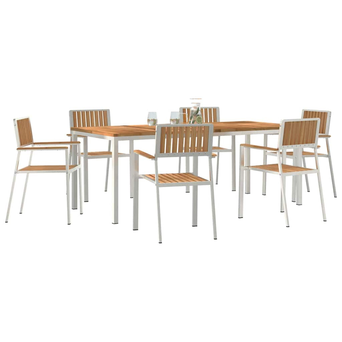 Ein Ess-Set für den Außenbereich mit Holztisch, sechs Stühlen und Gläsern auf dem Tisch. Die Stühle haben weiße Rahmen und Holzsitzflächen.
