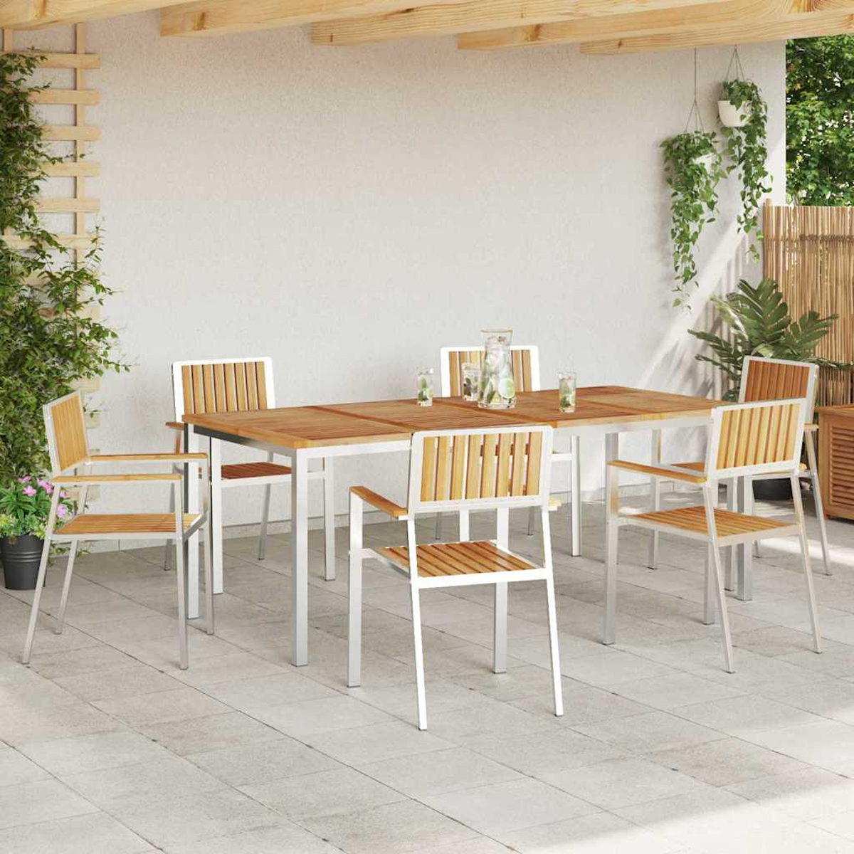 Essgruppe im Freien mit Holztisch und sechs Stühlen. Die Szene umfasst Pflanzen und eine neutral gefärbte Terrasse.