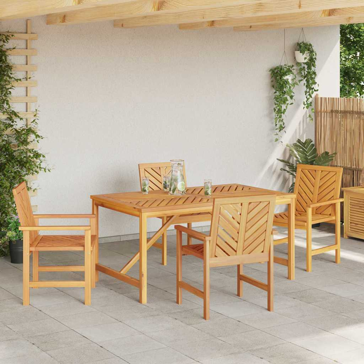 Holz-Terrassenset mit Tisch und vier Stühlen. Getränke auf dem Tisch. Pflanzen hängen im Hintergrund.