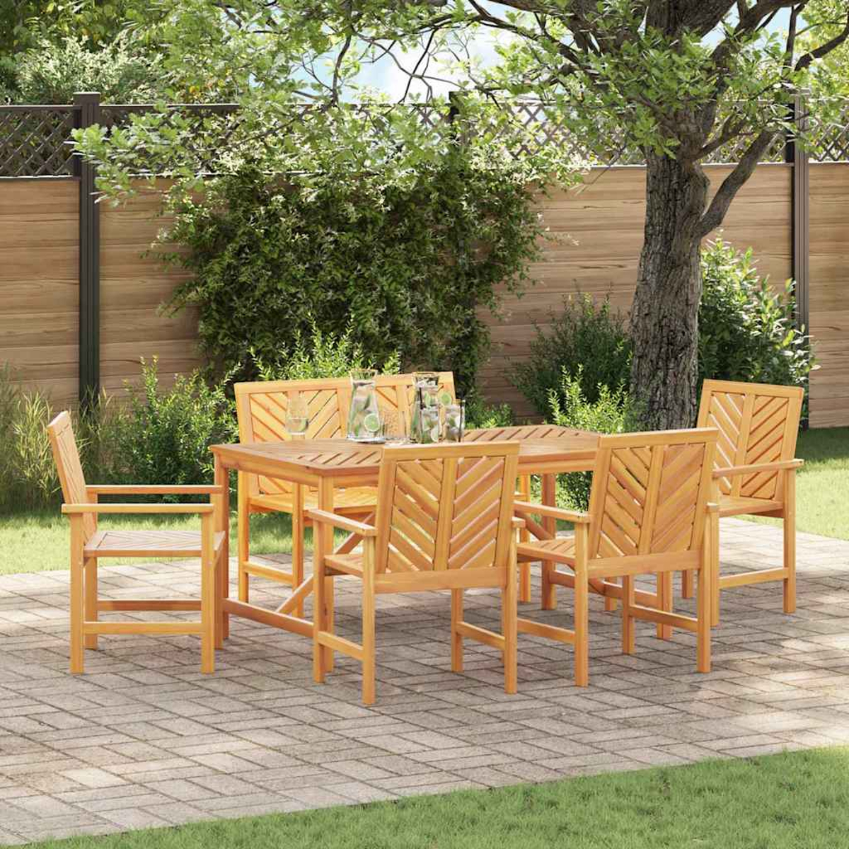 Ein hölzernes Ess-Set für den Außenbereich mit sechs Stühlen und einem Tisch steht auf einer Ziegelterrasse. Im Hintergrund sind ein Baum und ein Zaun zu sehen.