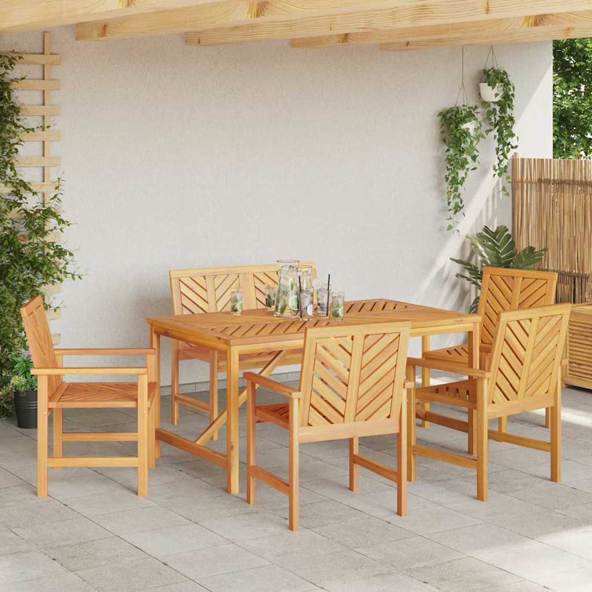 Holz-Terrassenset: Tisch, Stühle, Bank. Getränke auf dem Tisch. Pflanzen im Hintergrund. Hellfarbige Holzstruktur.